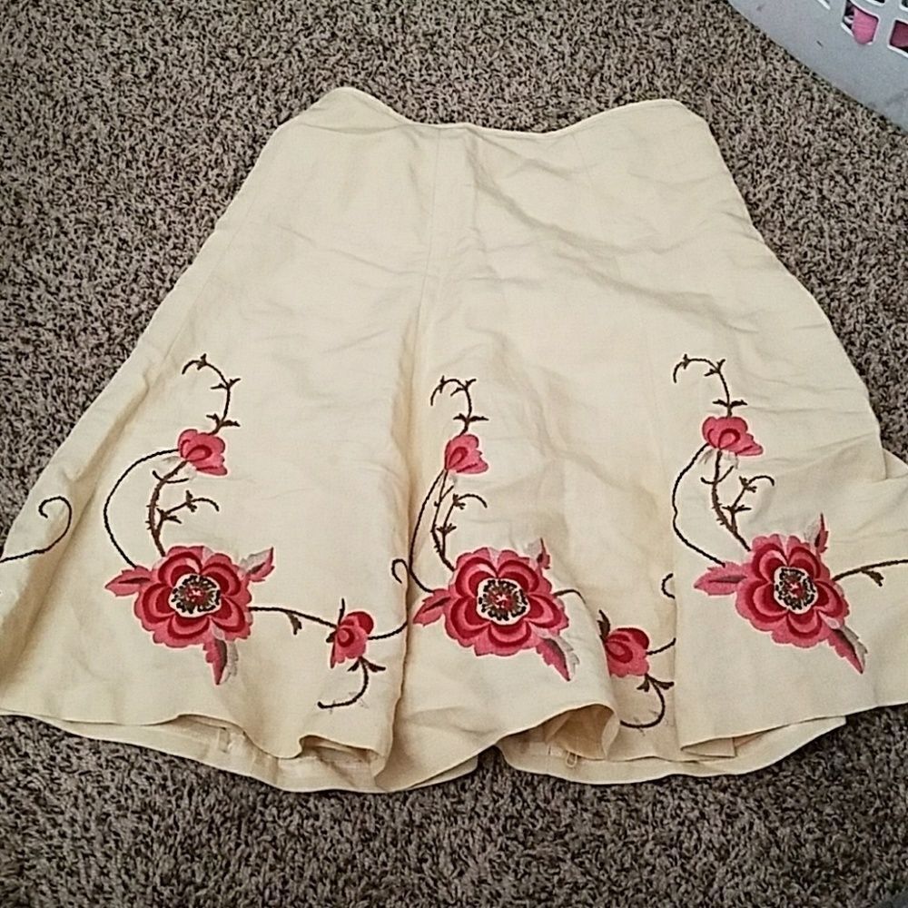 Ann Taylor Women's Beige Embroidered Floral Skirt Size 0 Rear Zip Casual Chic